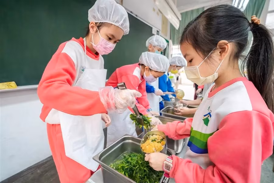 Học sinh Đài Loan thực hành chế biến rau củ.