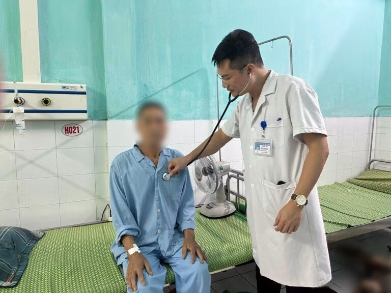 Bác sĩ kiểm tra tình trạng của bệnh nhân sau can thiệp. Ảnh: BVCC 