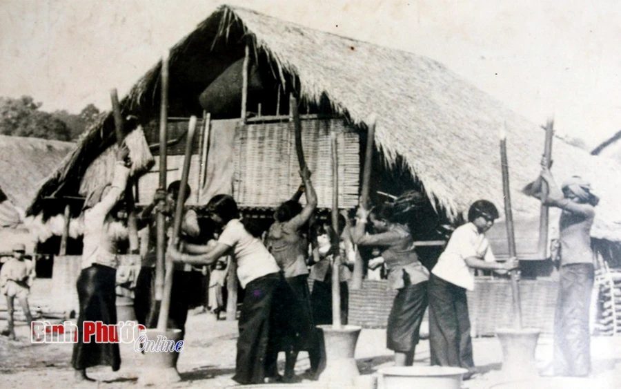 Phụ nữ dân tộc S’tiêng giã gạo nuôi quân trong kháng chiến chống Mỹ năm 1965. Ảnh tư liệu.