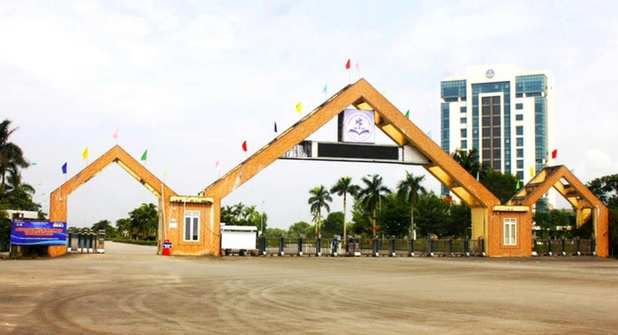 Trường Đại học Hà Tĩnh (thuộc xã Cẩm Vịnh, huyện Cẩm Xuyên, Hà Tĩnh).