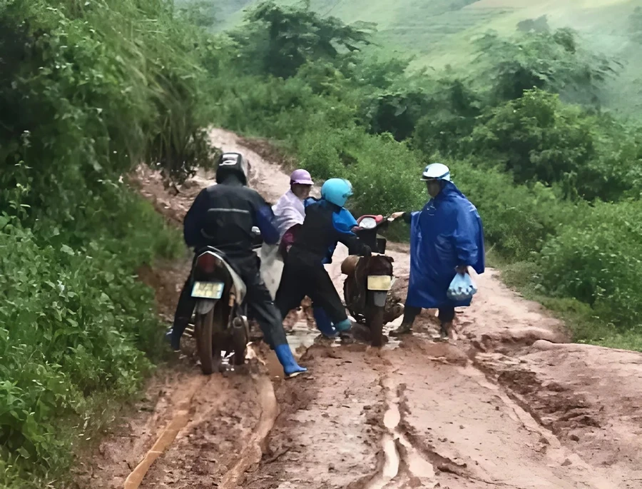 Đường đến điểm trường Chuyên Gia 3, xã Nậm Kè (Mường Nhé, Điện Biên) tiềm ẩn nhiều nguy cơ mất an toàn. Ảnh: Lê Thị Hồng