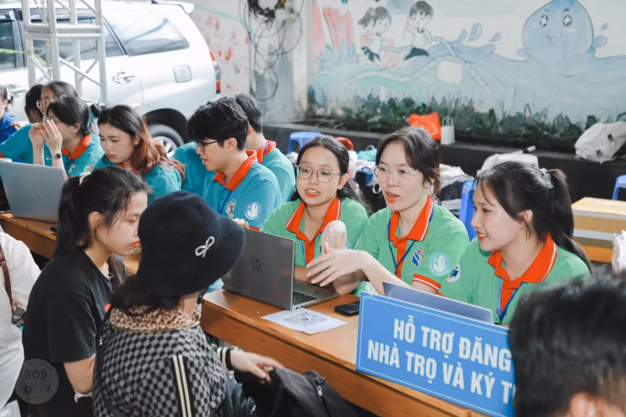 Tân sinh viên Trường Đại học Công Thương TPHCM được nhà trường tư vấn nhà trọ và ký túc xá. Ảnh: S.T