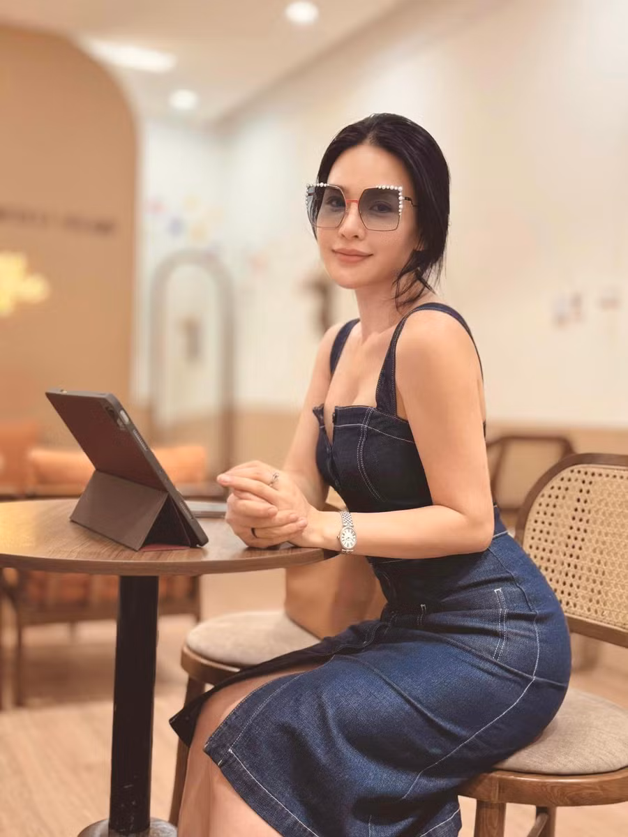 ca si giang vien nhat huyen co ap luc moi co kim cuong (3).jpg