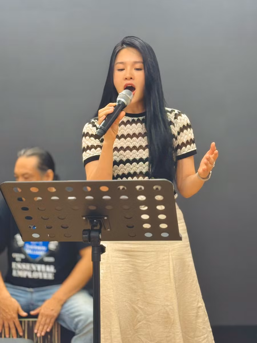 ca si giang vien nhat huyen co ap luc moi co kim cuong (2).jpg