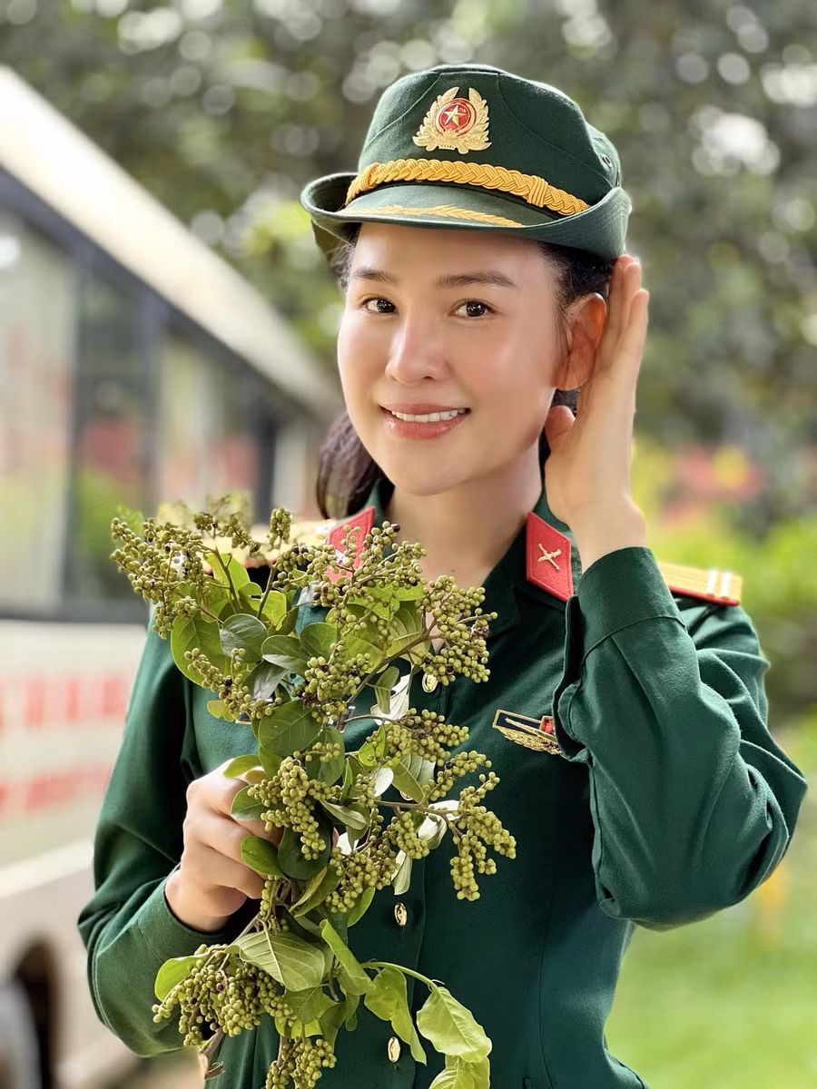 ca si giang vien nhat huyen co ap luc moi co kim cuong (1).jpg