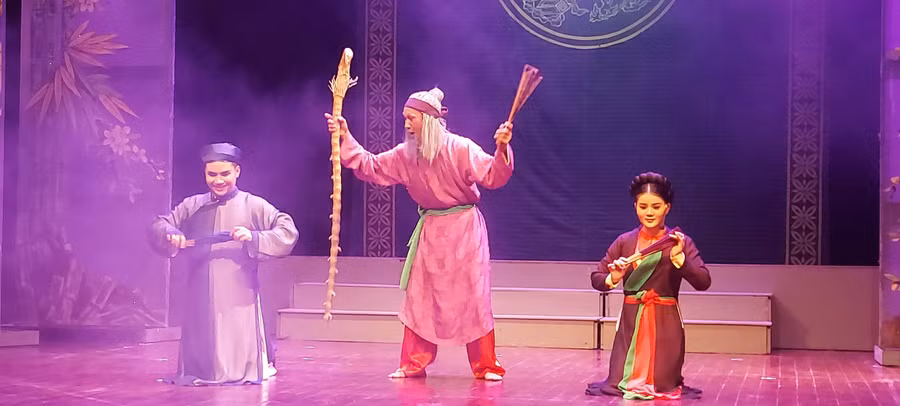 cung thi mau xuyen khong (1).jpg