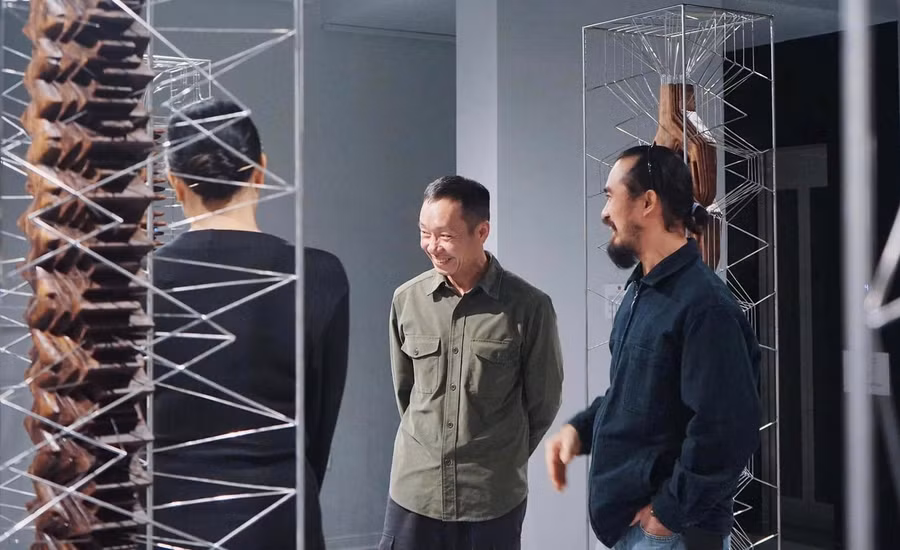 Điêu khắc gia Nguyễn Ngọc Lâm (giữa).