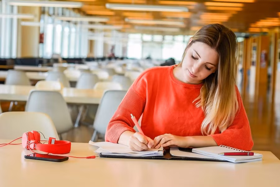 Sinh viên du học Anh cần chứng minh tài chính là 13,3 nghìn bảng một năm học.