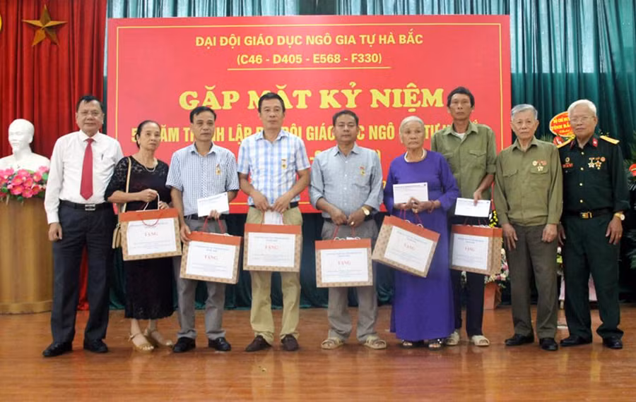 nhung nguoi gac but nghien len duong danh giac (2).jpg