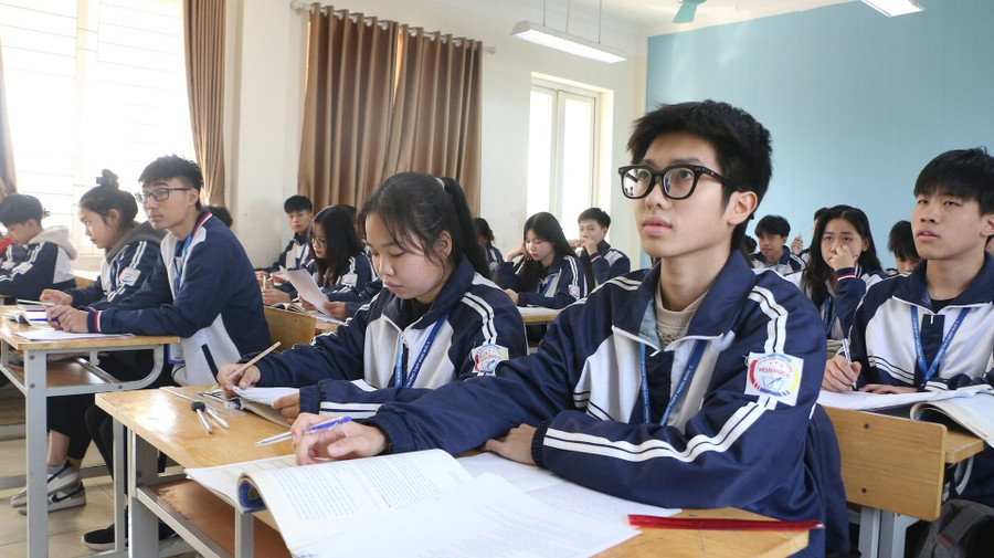 Học sinh lớp 12 Trường THPT Hoài Đức C (Hà Nội) trong giờ ôn tập Ngữ văn. Ảnh minh họa: Nhật Hạ