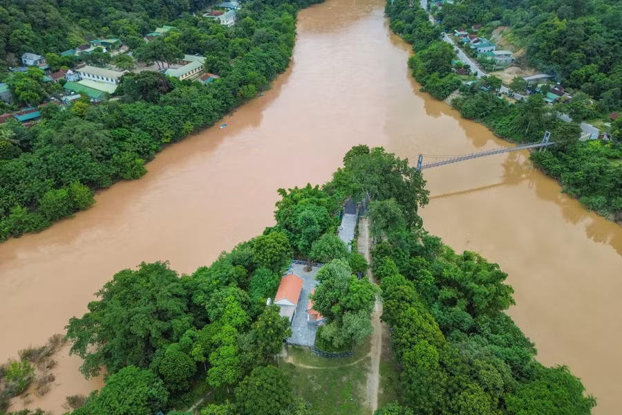 Đền Vạn hướng mặt về phía dòng sông Lam.