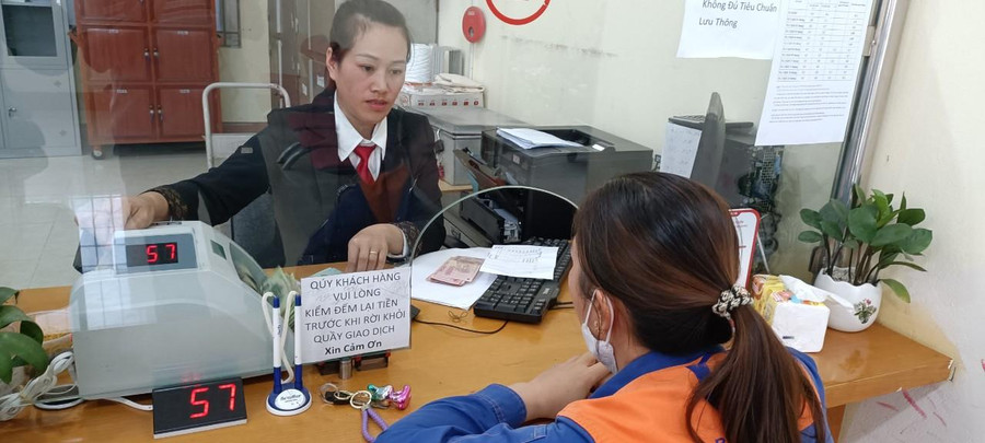 Khách hàng tìm hiểu chương trình vay vốn tại Agribank.