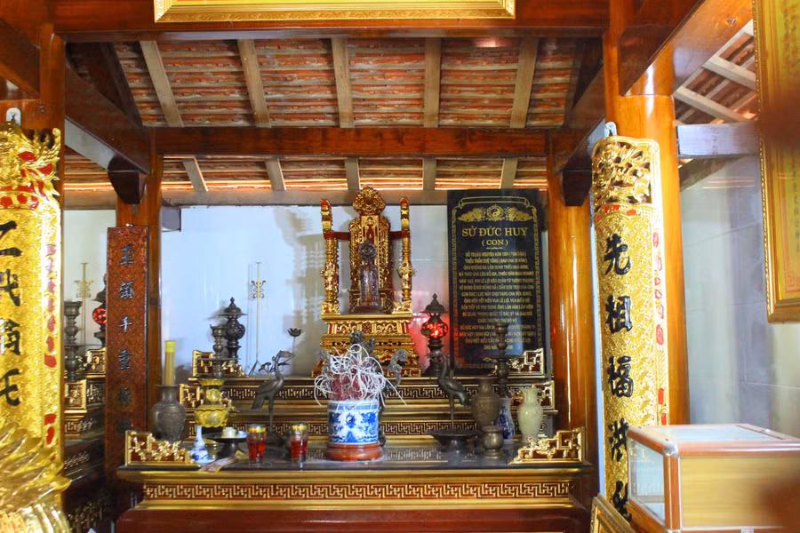 Khu vực thờ tự của 2 cha con Trạng nguyên Sử Hy Nhan và Trạng nguyên Sử Đức Huy.