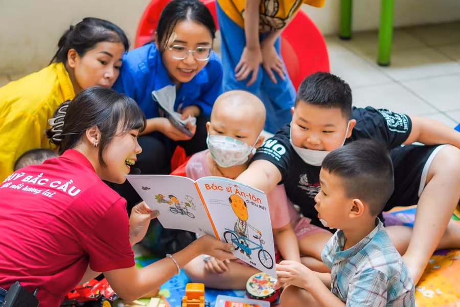 Một buổi đọc sách cho các bệnh nhi của quỹ Bắc Cầu.