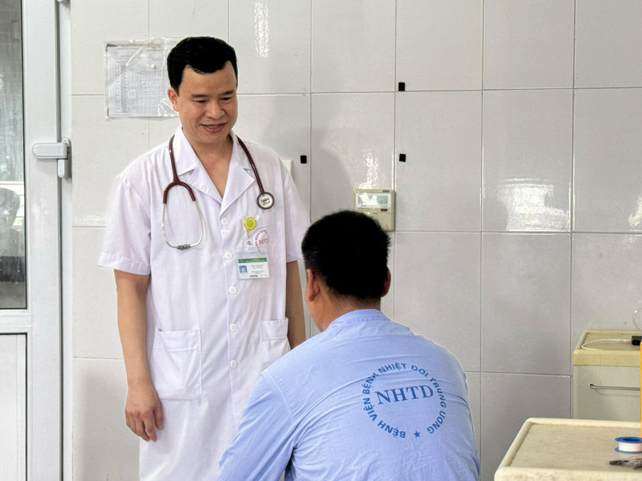 Bác sĩ khuyến cáo, người bệnh cần cẩn thận với các thuốc không rõ nguồn gốc xuất xứ được quảng cáo trên mạng Internet. Ảnh: BVCC