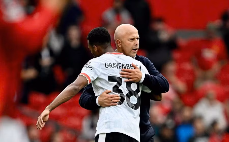 Huấn luyện viên Arne Slot và cầu thủ đồng hương Ryan Gravenberch. Ảnh: ITN