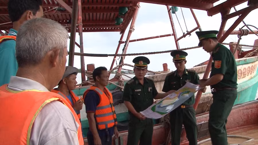 Lực lượng chức năng tuyên truyền ngư dân không khai thác vi phạm vùng biển nước ngoài. 