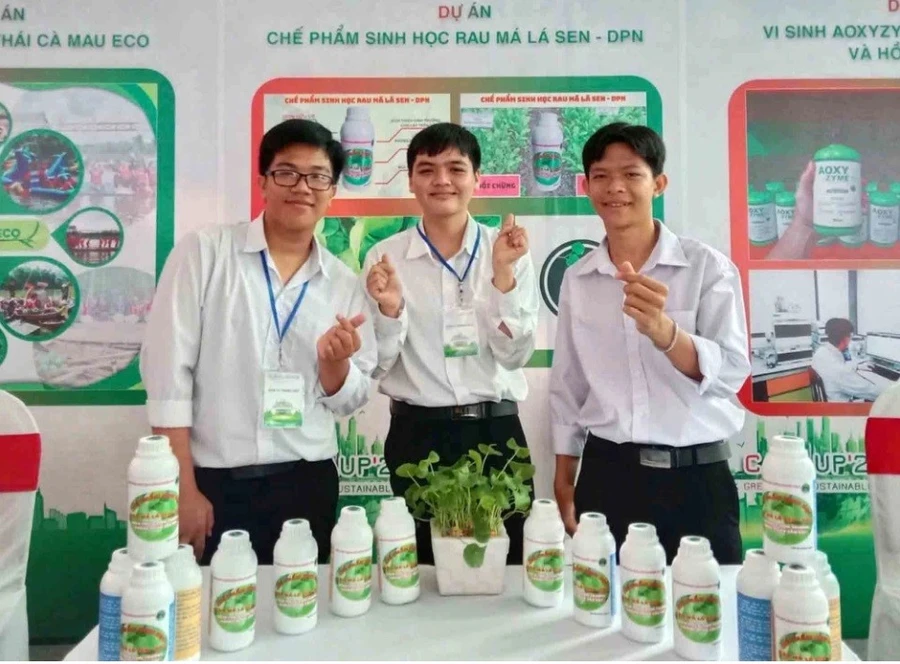 Nhóm học sinh và chế phẩm sinh học trừ sâu từ rau má lá sen.