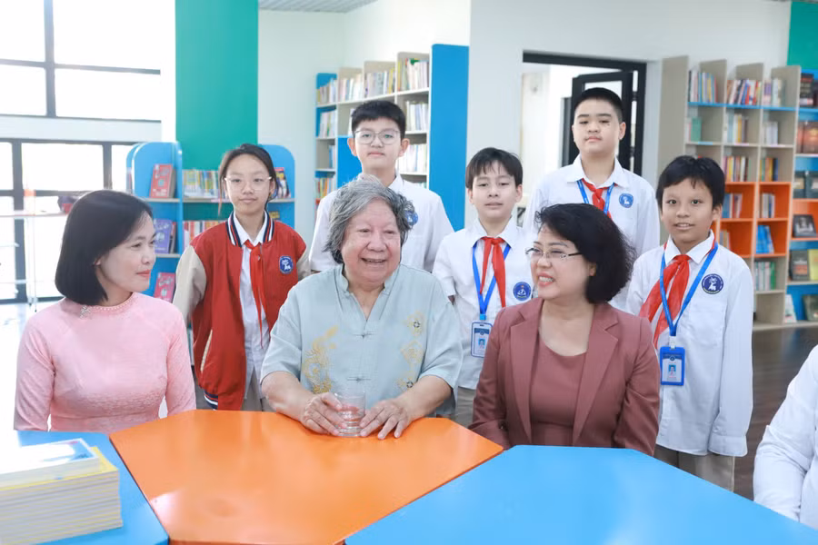 GS Lê Văn Lan trò chuyện cùng thầy trò nhà trường tại Thư viện.