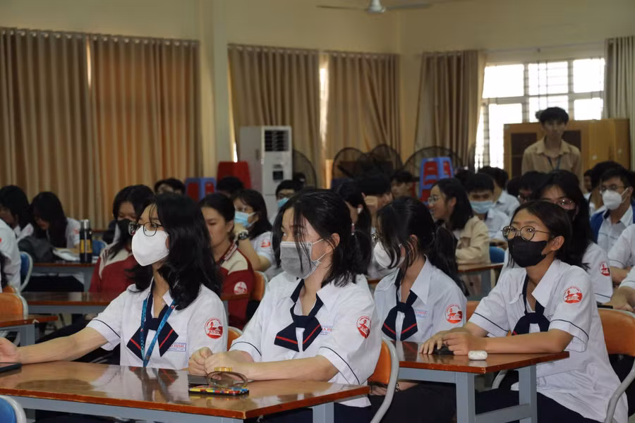 gioi tre va ap luc mang ten ky vong (2).jpg