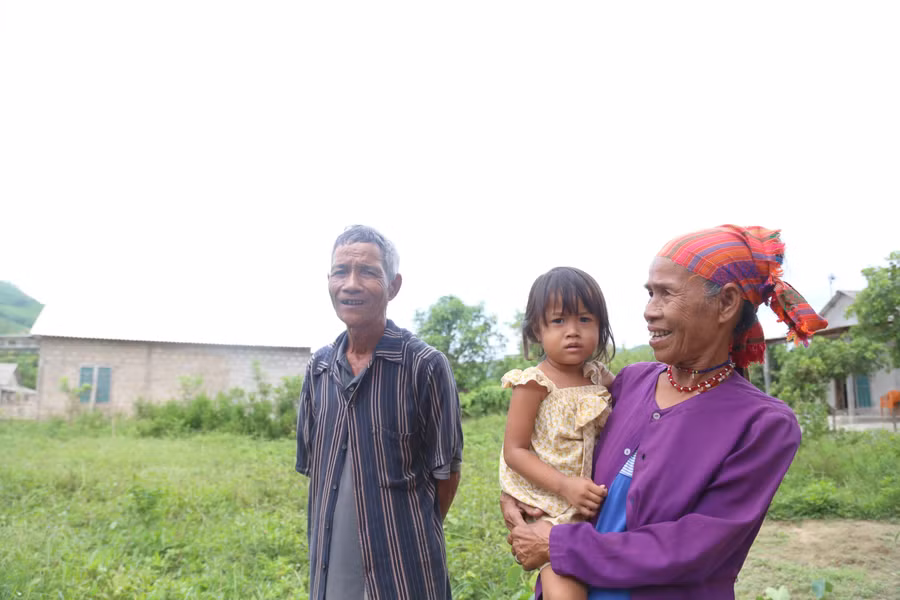 Vợ chồng ông Hồ Văn Phong và bà Hồ Thị Lan tự nguyện hiến đất xây trường với mong ước con trẻ có nơi học tập.