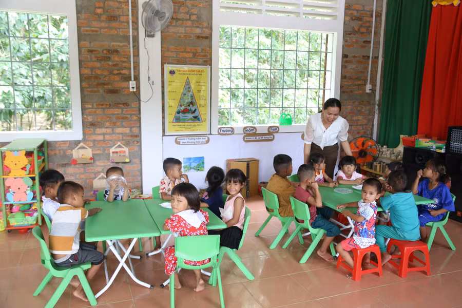 gia dinh van kieu hien dat xay truong (3).JPG