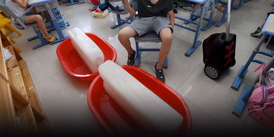 Các khối băng khổng lồ giúp làm mát lớp học.