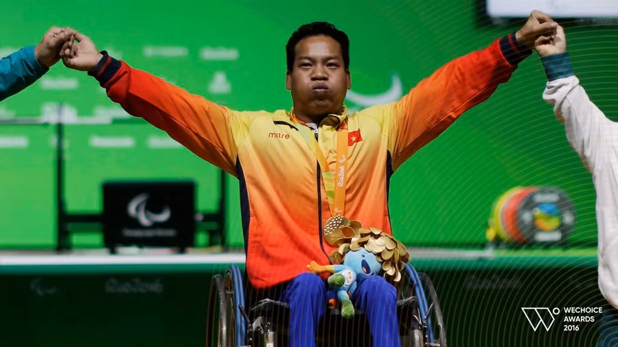 Khoảnh khắc đô cử Lê Văn Công mang về tấm Huy chương Vàng đầu tiên cho Việt Nam ở Paralympic 2016.