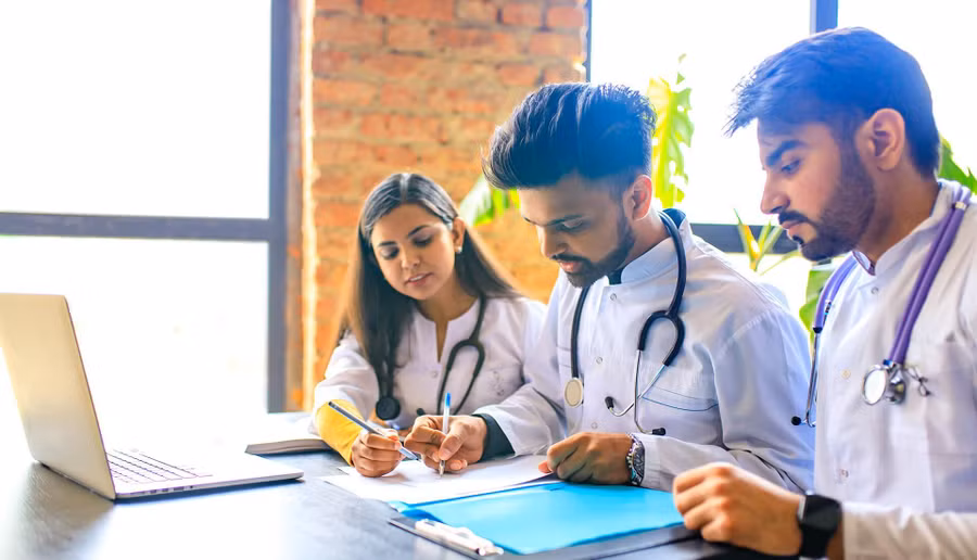 Nhu cầu giáo dục y tế tại Ấn Độ là rất lớn.