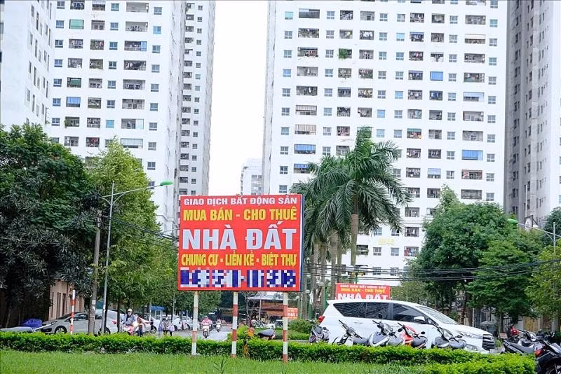 Bất động sản được rao bán rầm rộ.