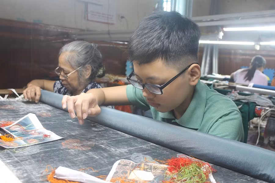 Doc dao nghe theu tay minh lang (2).jpeg