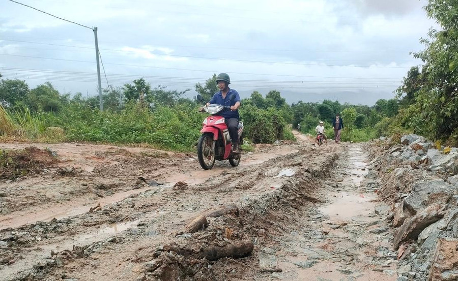 Đường xuất hiện những hố sâu khiến người dân khó khăn khi di chuyển. Ảnh: Trúc Hân