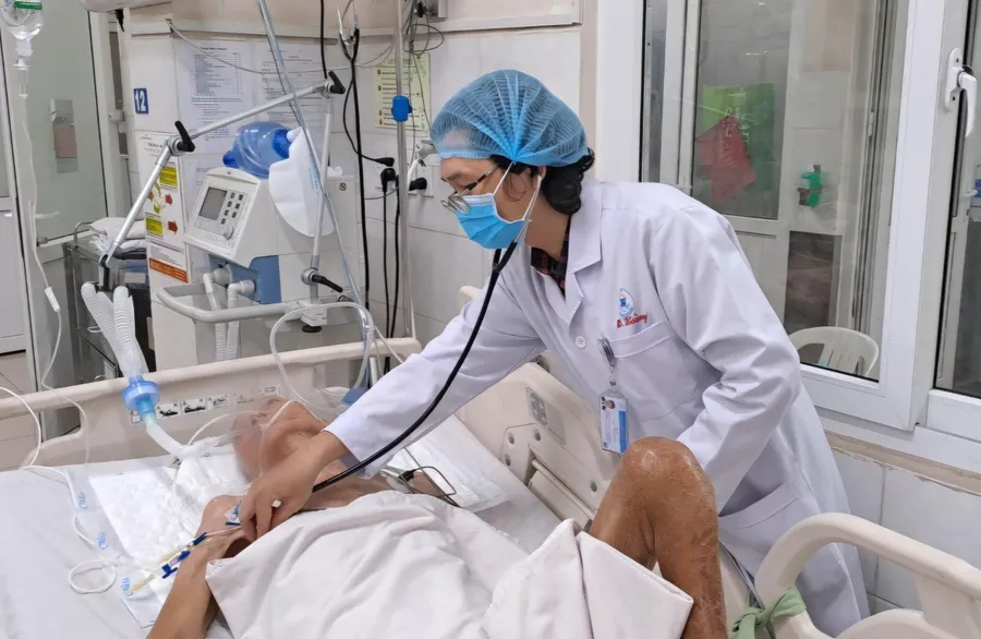 Bệnh nhân 90 tuổi đang được điều trị tích cực tại Bệnh viện Thống Nhất (TPHCM). Ảnh: BVCC