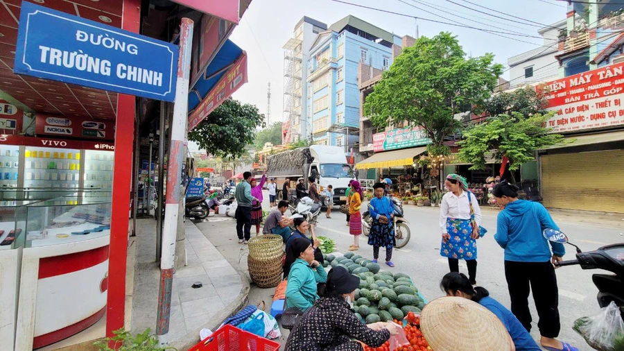 Sáng sớm, người dân từ mọi ngả đường tấp nập kéo đến chợ.