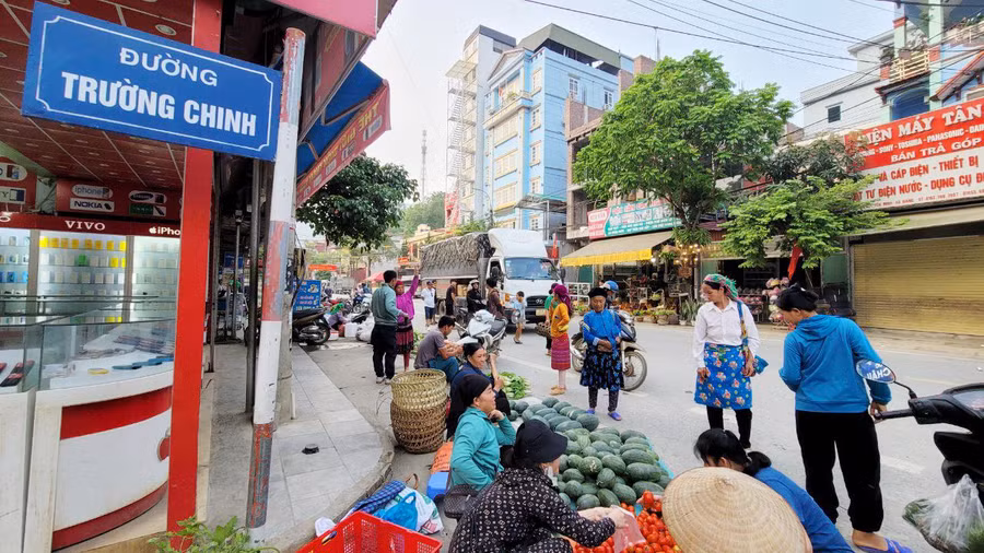 Sáng sớm, người dân từ mọi ngả đường tấp nập kéo đến chợ.