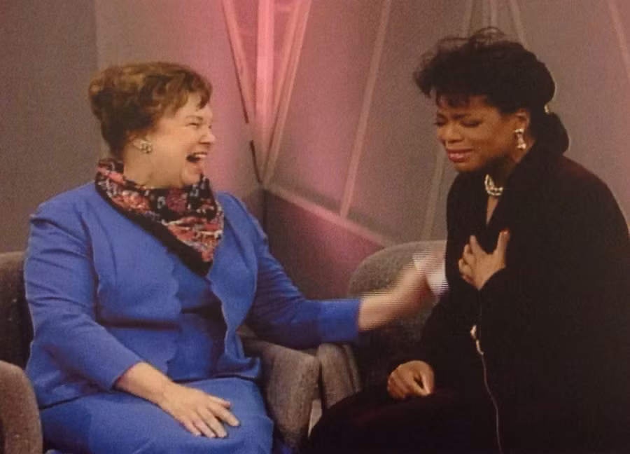 Oprah Winfrey (phải) gặp lại cô giáo Duncan trên sóng truyền hình.