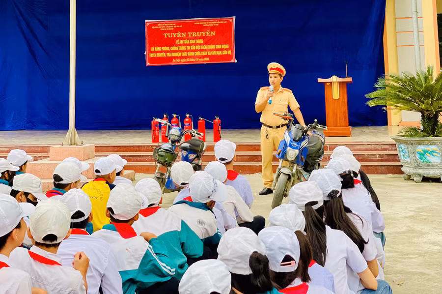 Công an huyện Bình Lục tuyên truyền Luật Giao thông đường bộ cho học sinh Trường THCS An Nội. Ảnh: V.A