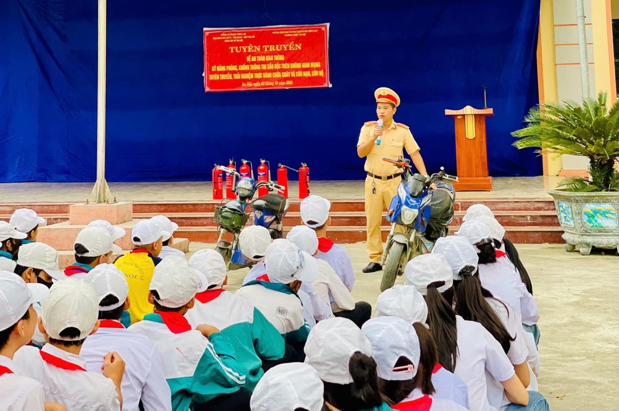 Công an huyện Bình Lục tuyên truyền Luật Giao thông đường bộ cho học sinh Trường THCS An Nội. Ảnh: V.A