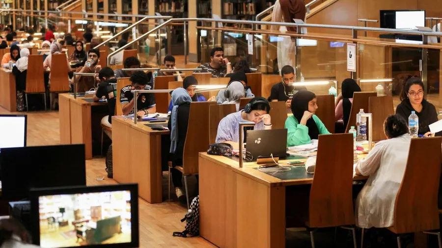 Học sinh Ai Cập sử dụng thư viện miễn phí khi cả nước cắt điện luân phiên.