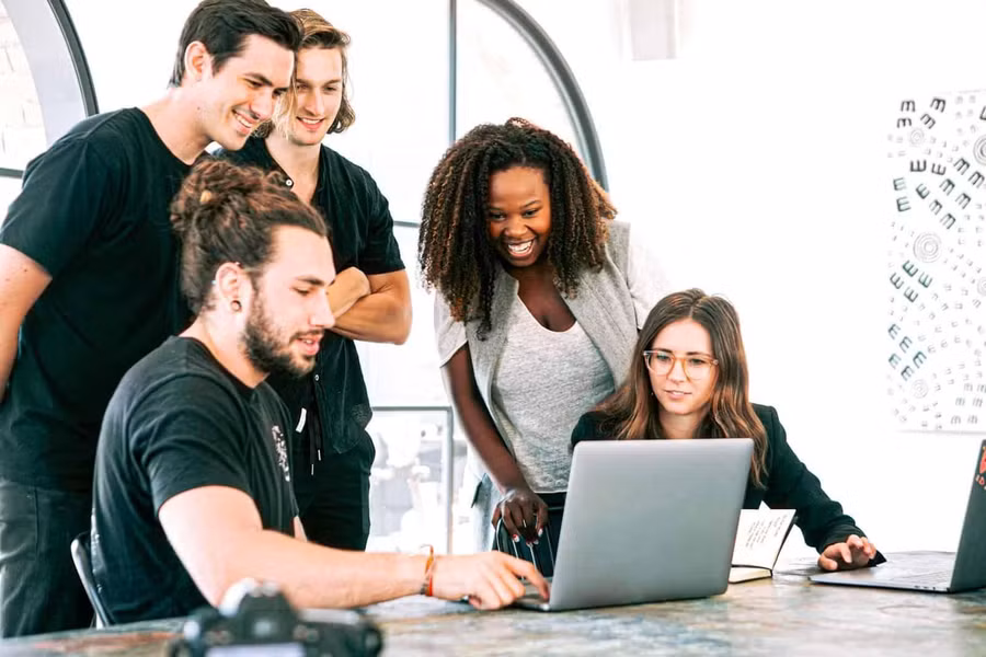 Công nghệ và mạng xã hội là một trong những yếu tố quan trọng nhất thúc đẩy giới trẻ khởi nghiệp. 