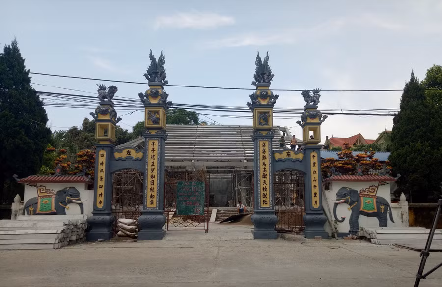 Di tích 300 năm tuổi đình Lương Xá (Ứng Hòa, Hà Nội) bị tháo dỡ các cấu kiện gỗ và thay bằng bê tông cốt thép.