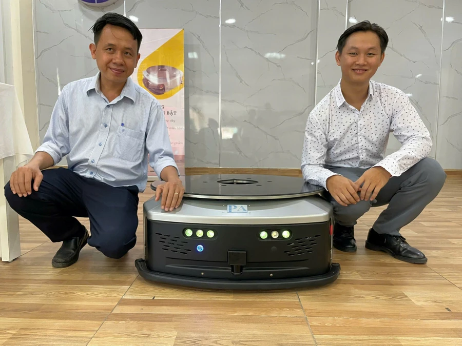 Robot tự hành của nhóm kĩ sư Việt Nam có thể thay thế nhân công làm việc trong các nhà máy.