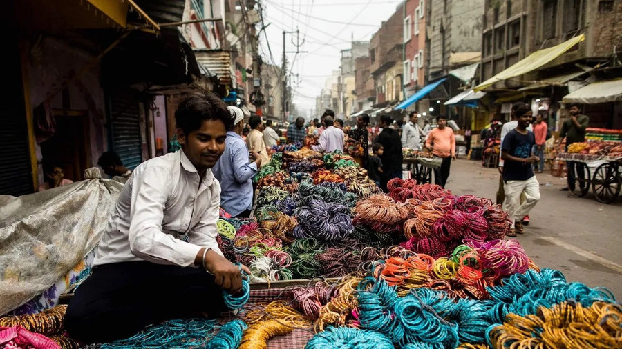 Khắp Firozabad, đâu đâu cũng có người bán vòng tay thủy tinh. Ảnh: Bbc.com 