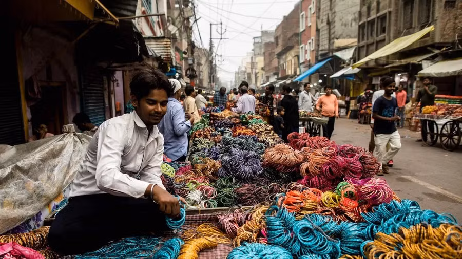 Khắp Firozabad, đâu đâu cũng có người bán vòng tay thủy tinh. Ảnh: Bbc.com 