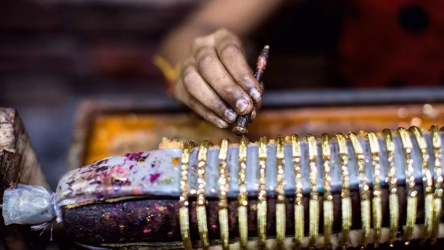 Doc dao nghe loc vang tu rac o An Do 2.jpg