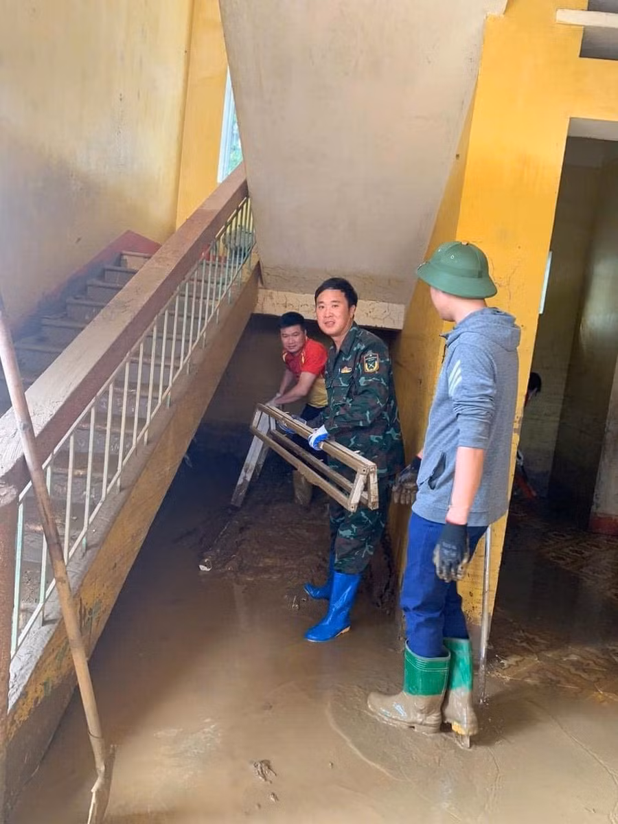 thay giao tre de con o vien de cuu tro dan lang (2).jpg