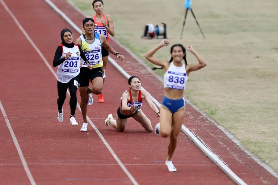 Tuyển thủ điền kinh Đinh Thị Bích (839) chấn thương khi đang thi đấu cự ly 800m tại SEA Games 31. Ảnh: ITN.