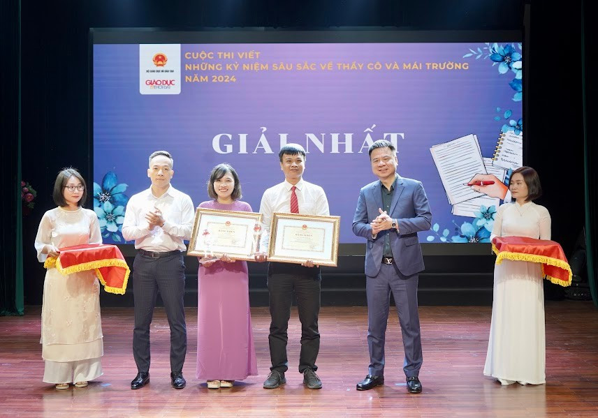 Nhà báo Triệu Ngọc Lâm, Tổng Biên tập Báo GD&TĐ, Phó Trưởng ban thường trực Ban tổ chức cuộc thi và ông Phạm Tiến Toàn, Phó Chánh văn phòng Bộ GD&ĐT trao Bằng khen của Bộ trưởng Bộ GD&ĐT cho tác giả đoạt giải.