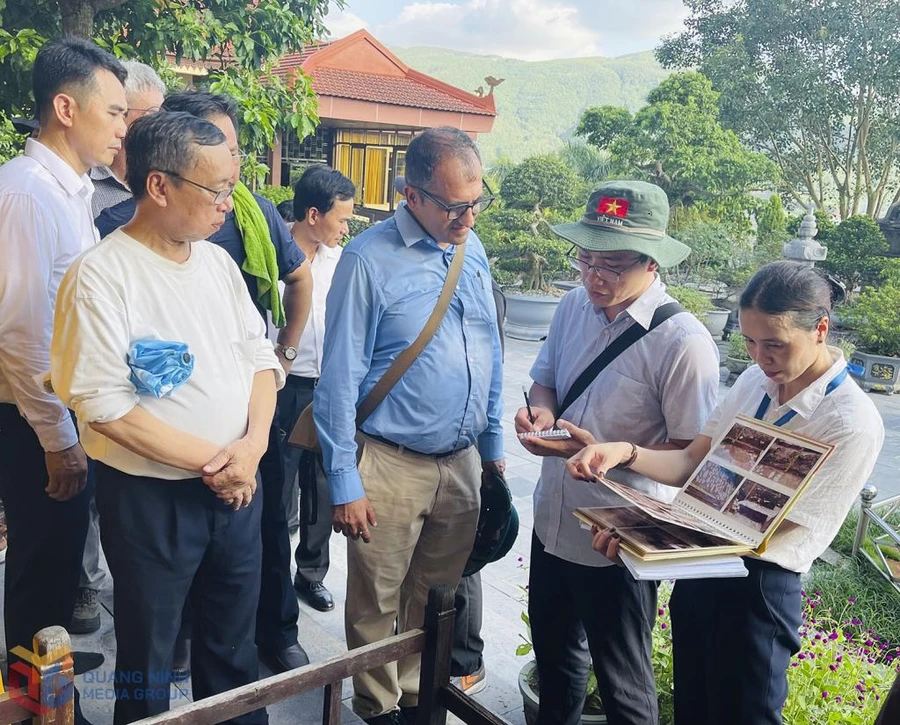 Đoàn chuyên gia của Hội đồng Di tích và Di chỉ quốc tế thuộc UNESCO thực địa tại di chỉ khảo cổ tại chùa Lân (Quảng Ninh). Ảnh: ITN.