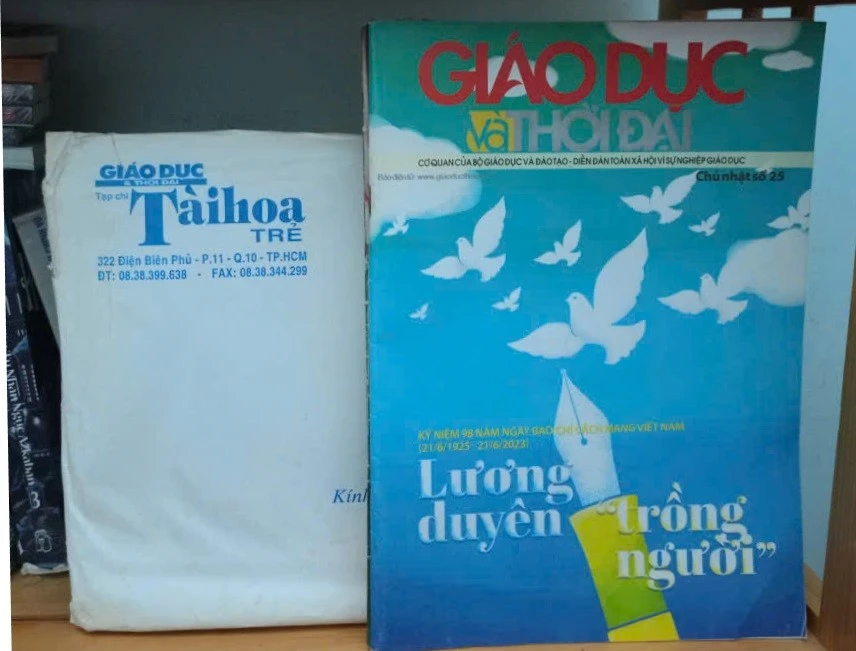 Thầy Ánh luôn nâng niu và gìn giữ các ấn phẩm của Báo GD&TĐ. Ảnh: NVCC